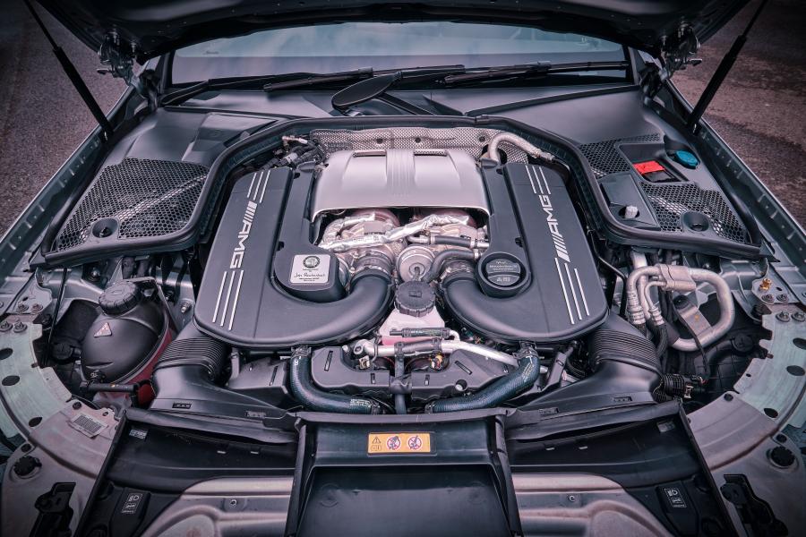 Моторный отсек Mercedes-AMG C63 S (W205) 2018 года  (UK) (фото 35 из 40)